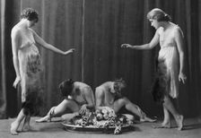 Florence Noyes dancers, between 1915 and 1918. Creator: Arnold Genthe