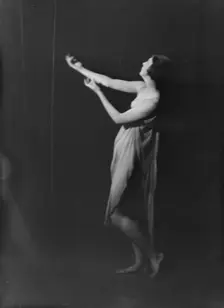 Florence Noyes dancers, between 1915 and 1918. Creator: Arnold Genthe