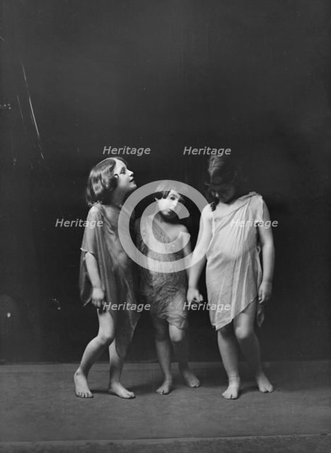 Florence Noyes dancers, between 1915 and 1918. Creator: Arnold Genthe.