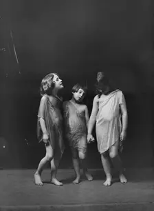 Florence Noyes dancers, between 1915 and 1918. Creator: Arnold Genthe