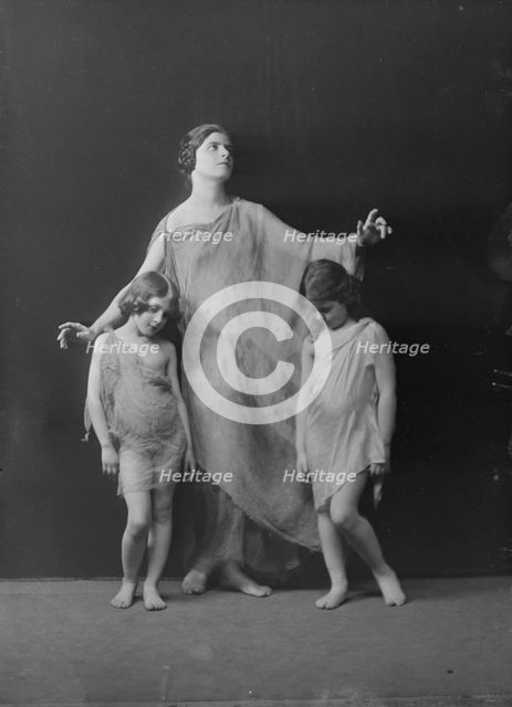 Florence Noyes dancers, between 1915 and 1918. Creator: Arnold Genthe.