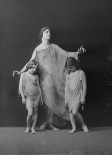 Florence Noyes dancers, between 1915 and 1918. Creator: Arnold Genthe