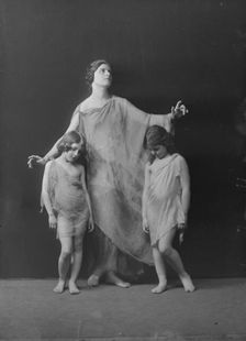 Florence Noyes dancers, between 1915 and 1918. Creator: Arnold Genthe