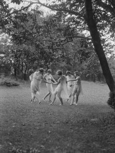 Florence Noyes dancers, between 1915 and 1918. Creator: Arnold Genthe