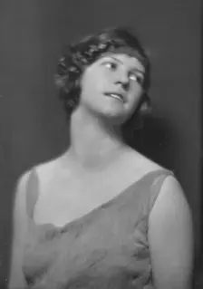 Florence Noyes dancers, portrait photograph, between 1915 and 1918. Creator: Arnold Genthe