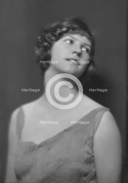 Florence Noyes dancers, portrait photograph, between 1915 and 1918. Creator: Arnold Genthe.
