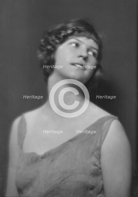 Florence Noyes dancers, portrait photograph, between 1915 and 1918. Creator: Arnold Genthe.