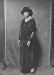 Florence Noyes dancers, portrait photograph, between 1915 and 1918. Creator: Arnold Genthe