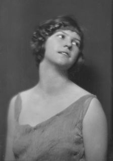 Florence Noyes dancers, portrait photograph, between 1915 and 1918. Creator: Arnold Genthe