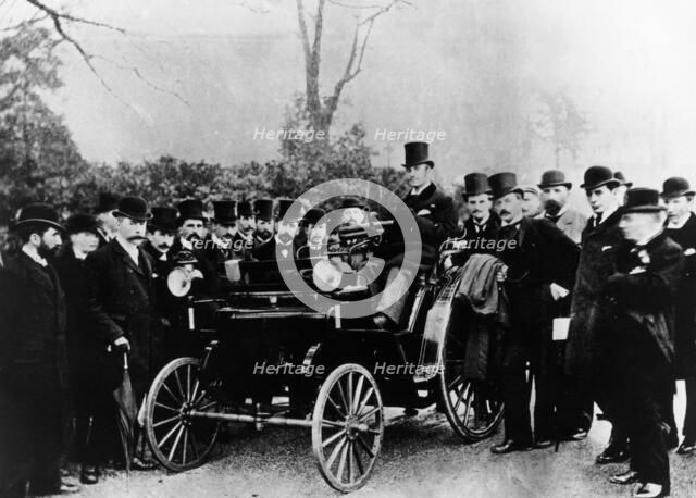 FR Simms at the wheel of a 4hp Cannstatt-Daimler, Crystal Palace, London, (c1895?). Artist: Unknown