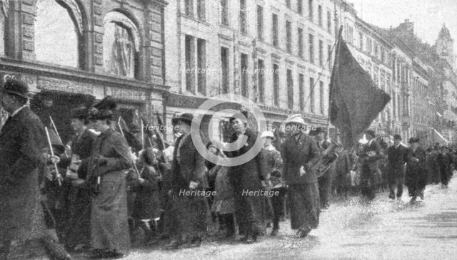 'France et Russie; 1er mai a Christiania: Dans les rues de la capitale norvegienne, nos..., 1916. Creator: Unknown.