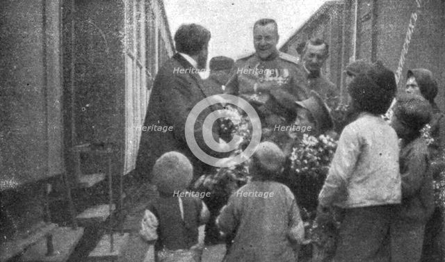 'France et Russie; Un arret du train. M. Albert Thomas achete des fleurs a ces enfants..., 1916. Creator: Unknown.
