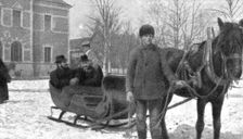 France et Russie; A la gare frontiere de Haparanda: Un traineau va conduire les voyageurs..., 1916. Creator: Unknown