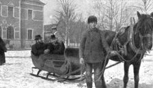 France et Russie; A la gare frontiere de Haparanda: Un traineau va conduire les voyageurs..., 1916. Creator: Unknown