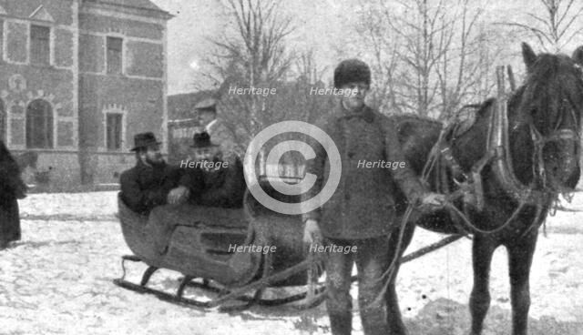 'France et Russie; A la gare frontiere de Haparanda: Un traineau va conduire les voyageurs..., 1916. Creator: Unknown.