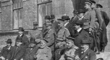 France et Russie; Aux usines Poutilof: M. Albert Thomas est assis au premier rang..., 1916. Creator: Unknown