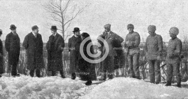 'France et Russie; Consigne suedoise: des soldats ont arrete les ministres francais, qui..., 1916. Creator: Unknown.