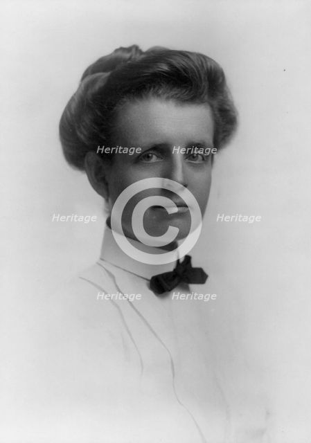 Frances Benjamin Johnston, formal bust by Strauss, facing right, n.d.. Creators: Strauss, Frances Benjamin Johnston.