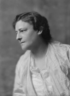 Francis, F., Mrs., portrait photograph, 1914 June. Creator: Arnold Genthe