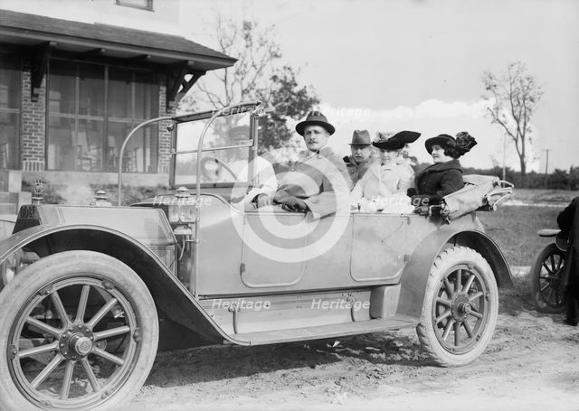Fred Schnell, Mayor Klin[e], wife and daughter, 1913. Creator: Bain News Service.