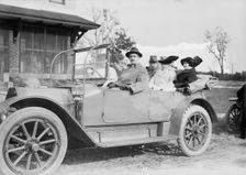 Fred Schnell, Mayor Klin[e], wife and daughter, 1913. Creator: Bain News Service