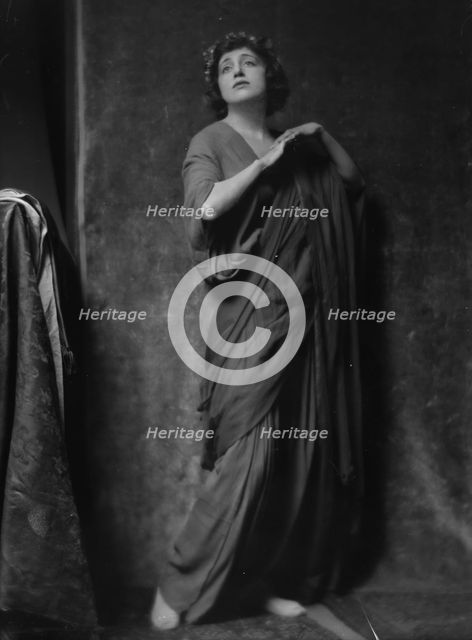 Freeman, Helen, Miss, portrait photograph, 1915 Apr. 3. Creator: Arnold Genthe.
