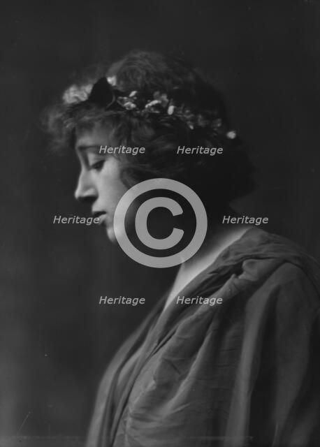 Freeman, Helen, Miss, portrait photograph, 1915 Apr. 3. Creator: Arnold Genthe.