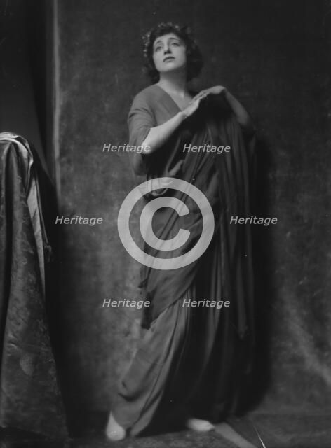 Freeman, Helen, Miss, portrait photograph, 1915 Apr. 3. Creator: Arnold Genthe.