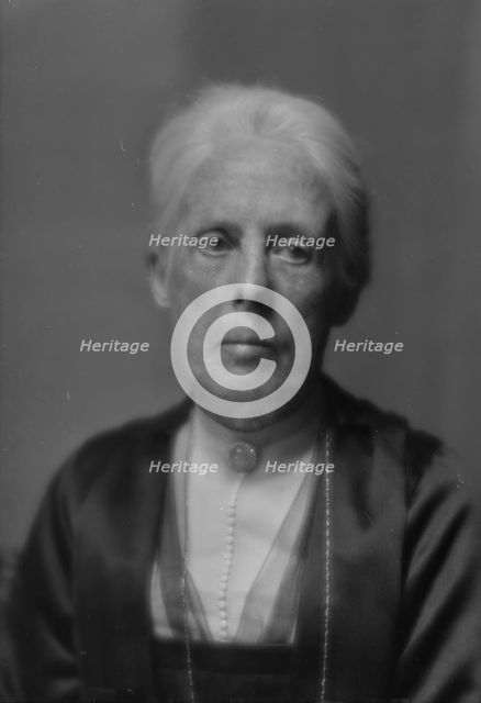 Freeman, J.F., Mrs., portrait photograph, 1914 June 29. Creator: Arnold Genthe.