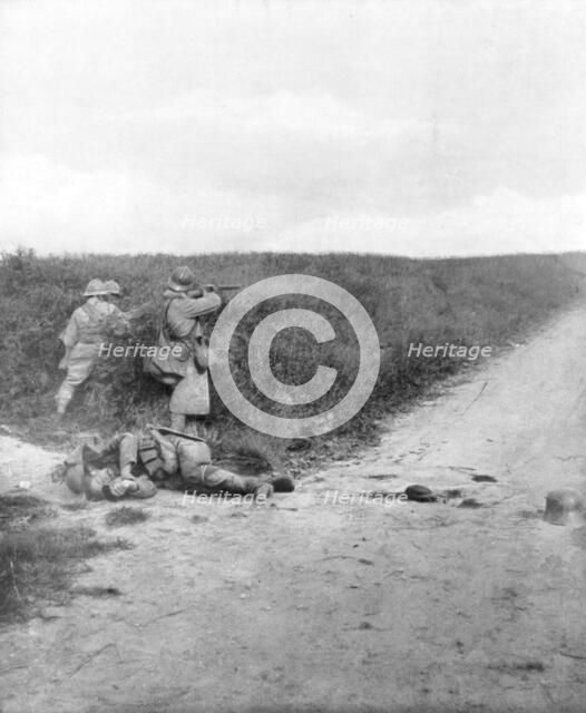 French machine gunners sweeping a road, Courcelles, south-east of Montdidier, France, 9 June 1918. Artist: Unknown