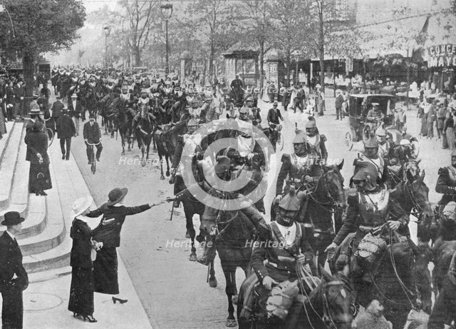 'French cuirassiers riding through the streets of Paris on their way on the front', 1914. Artist: Unknown.