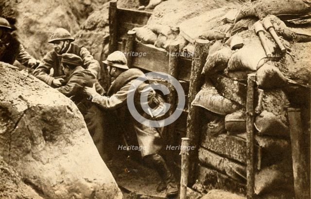 French soldiers raiding a German trench, First World War, 1914-1918, (1933).  Creator: Unknown.