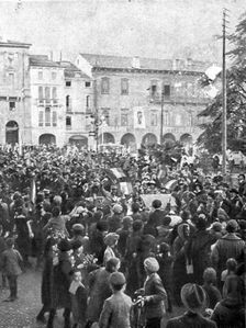 French Troops in Italy; In Verona: French officers are cheered by the crowd ..., 1917. Creator: Unknown
