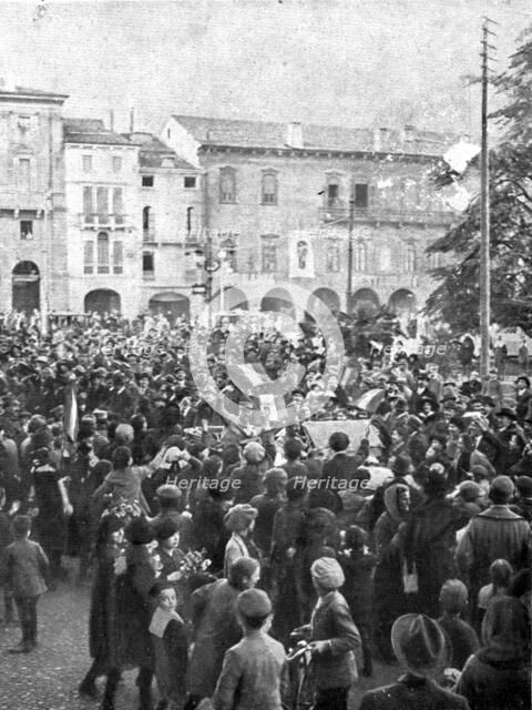 French Troops in Italy; In Verona: French officers are cheered by the crowd ..., 1917. Creator: Unknown.