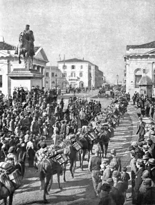 French Troops in Italy; In Brescia: a machine gun unit march past the Garibaldi..., 1917. Creator: Unknown