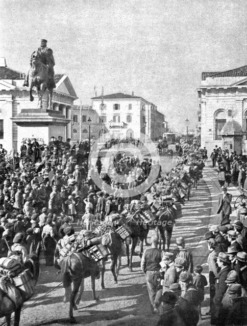 French Troops in Italy; In Brescia: a machine gun unit  march past the Garibaldi..., 1917. Creator: Unknown.