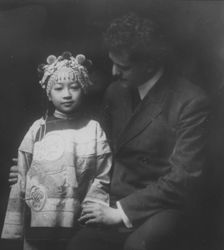 Friends, Chinatown, San Francisco, between 1896 and 1906. Creator: Arnold Genthe