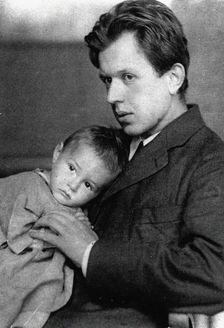 Fritz Platten (1883-1942) with his son Georg, 1910