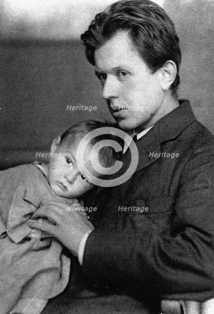 Fritz Platten (1883-1942) with his son Georg, 1910.