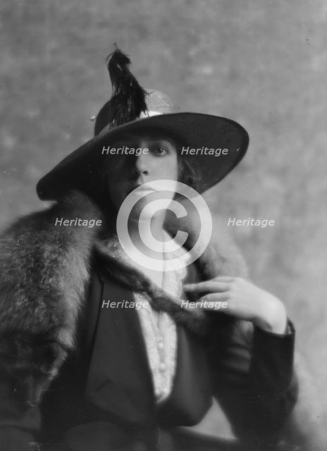 Fullen, D., Miss, portrait photograph, 1916. Creator: Arnold Genthe.