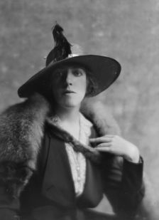 Fullen, D., Miss, portrait photograph, 1916. Creator: Arnold Genthe