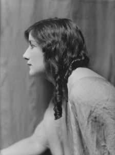 Fuller, Mary, Miss, portrait photograph, between 1913 and 1924. Creator: Arnold Genthe