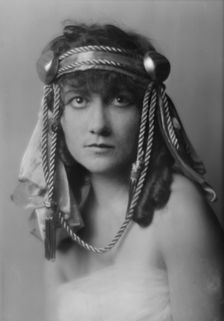 Fuller, Mary, Miss, portrait photograph, between 1913 and 1924. Creator: Arnold Genthe