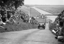 G Dixon's Riley taking part in the JCC Members Day, Brooklands, 4 July 1931. Artist: Bill Brunell