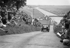G Dixon's Riley taking part in the JCC Members Day, Brooklands, 4 July 1931. Artist: Bill Brunell