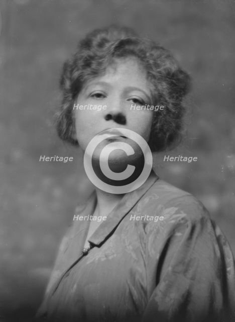 Knoedler, L., Miss, portrait photograph, 1916 or 1917. Creator: Arnold Genthe.