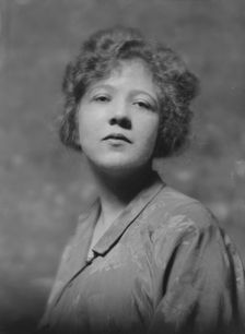 Knoedler, L., Miss, portrait photograph, 1916 or 1917. Creator: Arnold Genthe