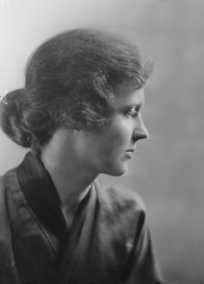 Knowlton, Joyce, Miss, portrait photograph, 1916. Creator: Arnold Genthe