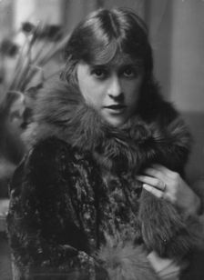 Knox, P.C., Jr., Mrs., portrait photograph, 1915 Feb. 28. Creator: Arnold Genthe