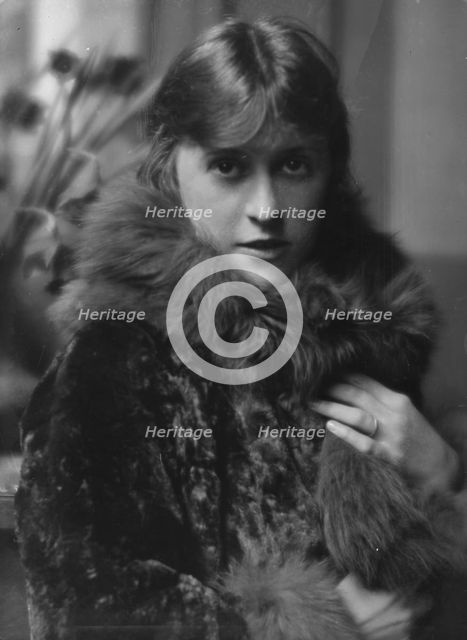 Knox, P.C., Jr., Mrs., portrait photograph, 1915 Feb. 28. Creator: Arnold Genthe.